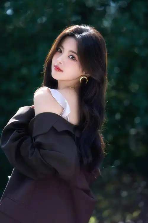 杨超越沐浴冬日暖阳,微光浅浅,聚起万丈光芒.#超机智青年大会