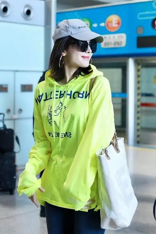 古力娜扎的私服挺普通不过亮黄色卫衣好吸睛看着挺有个性感