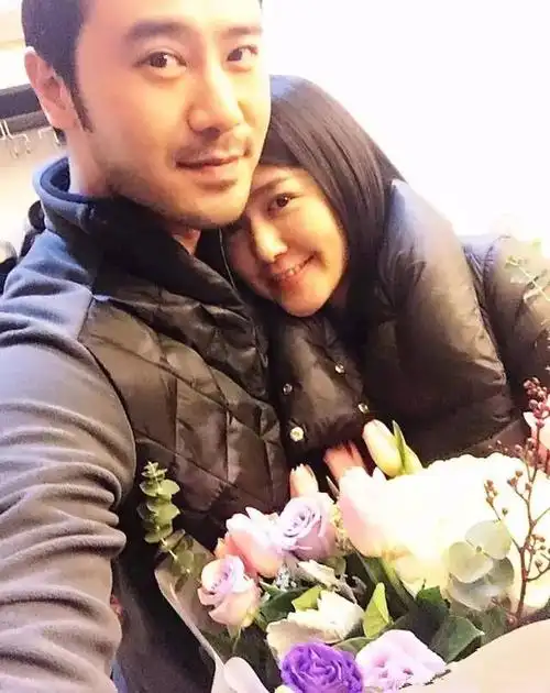 9月,陈亦飞在海拔5600米的阿里山上求婚谭维维成功,两人激动拥吻.