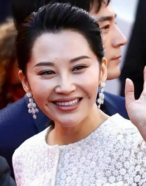 许晴活动生图流出!54岁皮肤白皙满脸皱纹似大妈,微笑时褶皱明显