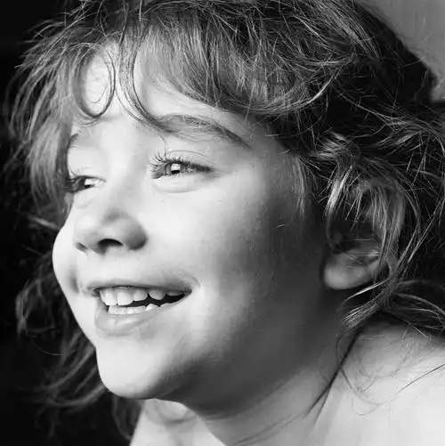 西方人,儿童,脸,头,眼睛,脸颊,一个人,微笑,方图,黑白,室内,特写,侧面
