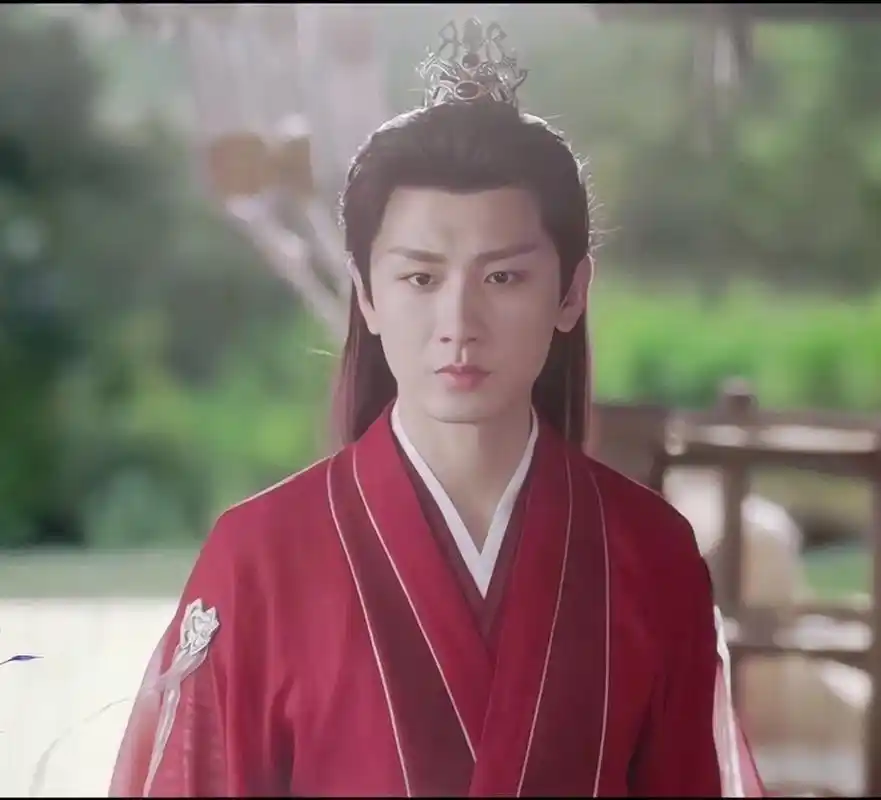 少年意气已然不在,同一件衣服,李相夷红衣肆意张扬,李莲花倒显得沉稳