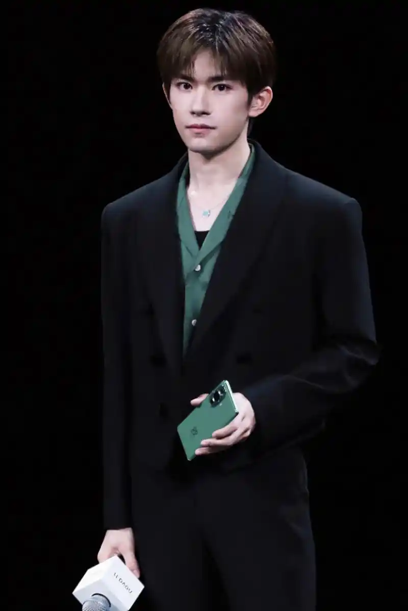 易烊千玺一身黑色西装参加华为nova11发布会.