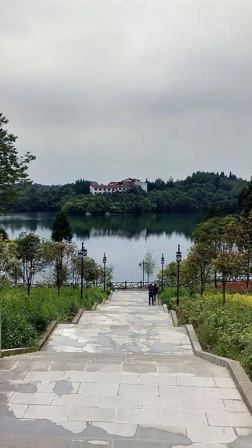 再现黄水月亮湖