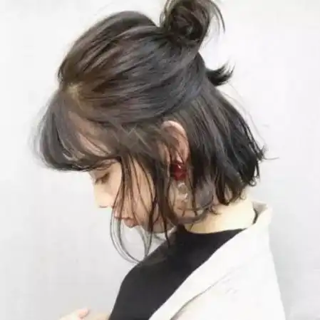 短发扎半丸子头的步骤 带你玩转最in半丸子头