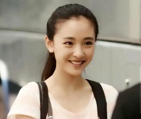 剧版的《何以笙箫默》当中的小默笙,当时网友们都是奔着钟汉良和唐嫣