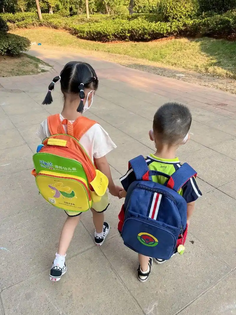 图图宝贝正式开启幼儿园生活,踏上新的征程,目送着你们姐弟俩手牵手