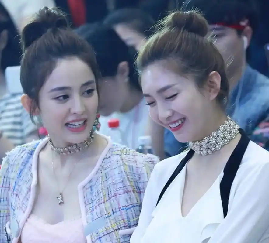 古力娜扎和江疏影合影时神情轻松愉快,娜扎始终目不转睛地注视着