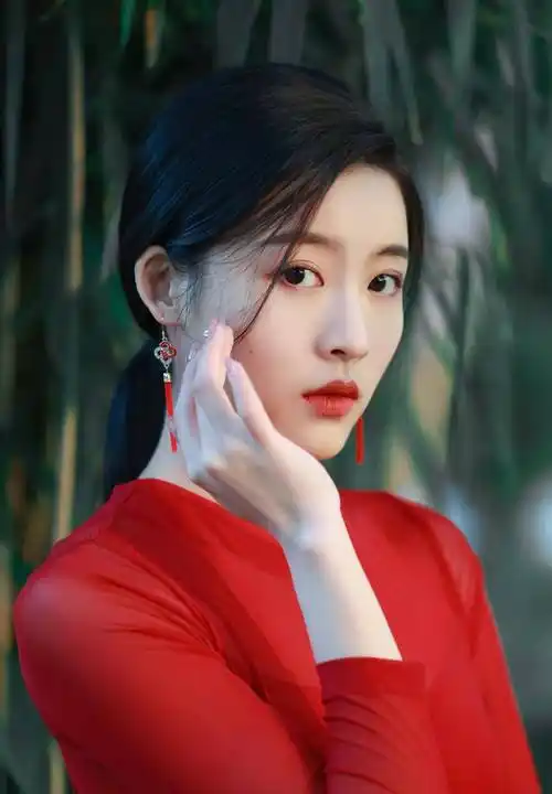 青春女星孙芮分享红色透视高衩长裙写真,展现苗条好身材_照片_活动