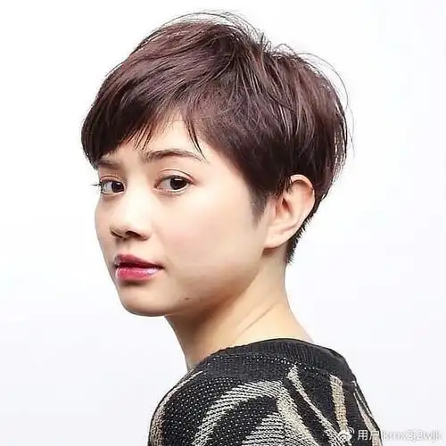 我推荐露耳短发,利落还时尚