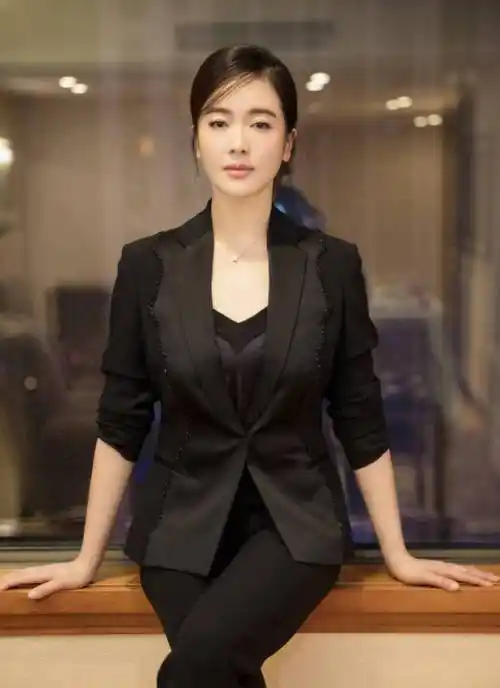左小青时尚品位升级,穿黑色西装套装扎低马尾,简单穿就太有气魄_大气