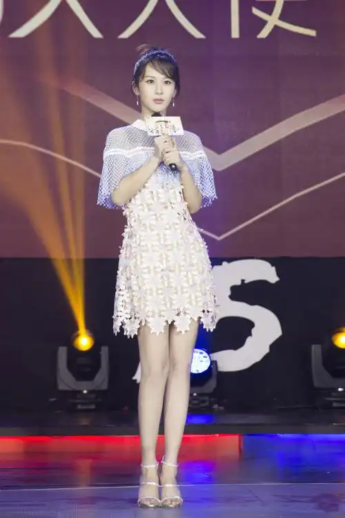 "谐星"杨紫今日份搞笑已送达,"大跳地板舞",包袱掉一地