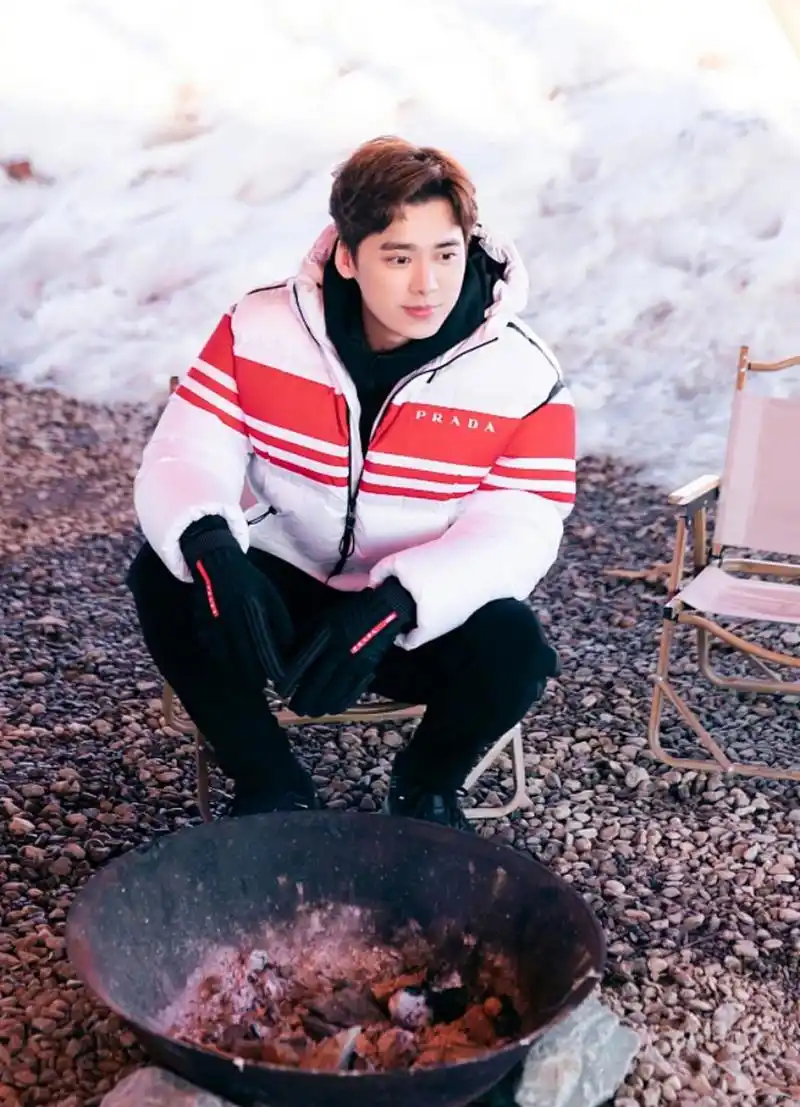 李易峰出席时尚芭莎冬季野宴,发布雪地写真 服装的穿着打扮确实能够