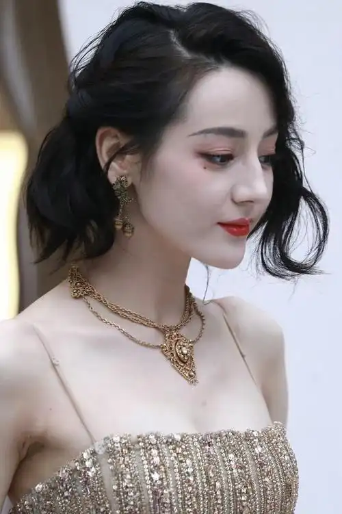 迪丽热巴短发侧颜好美