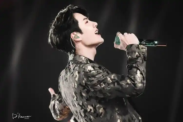 王一博壁纸白衣少年清冷如月穿白衣的一博真的好温柔啊