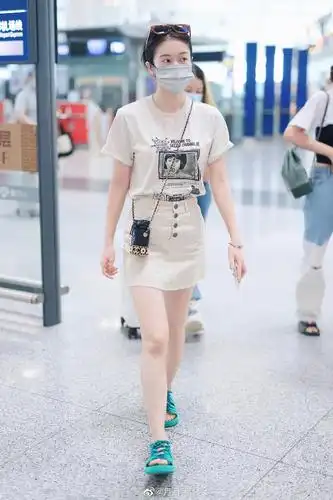 730张雪迎张雪迎久违机场照分享复古电视机人像印花短袖搭配同色系