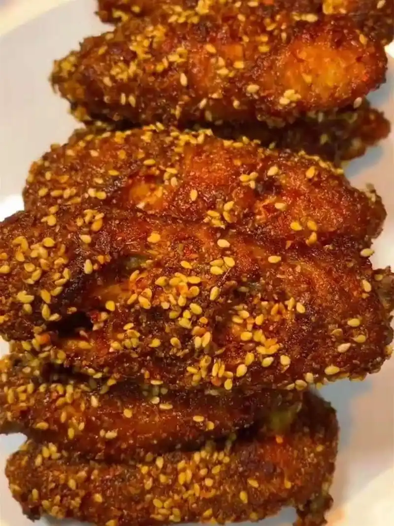 油炸鸡翅很香,加上辣椒粉,孜然粉制成香辣口味,好吃到停不下来