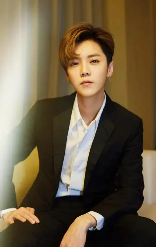 小鲜肉鹿晗时尚西装写真