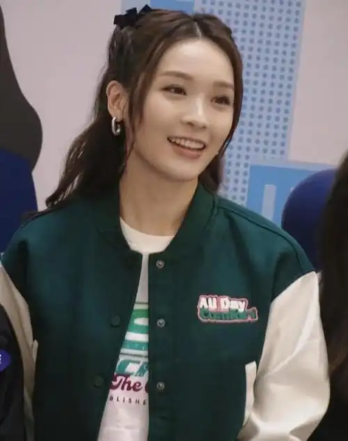 tvb视后李佳芯短衣短裤出席活动,否认男朋友送花,准备开拍新剧|视帝|