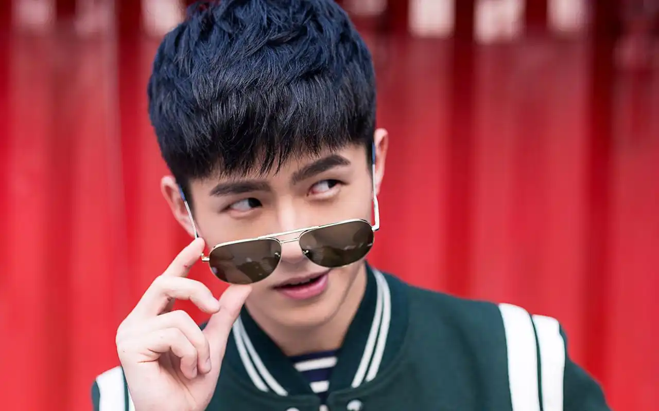 刘昊然街拍时尚高清桌面壁纸