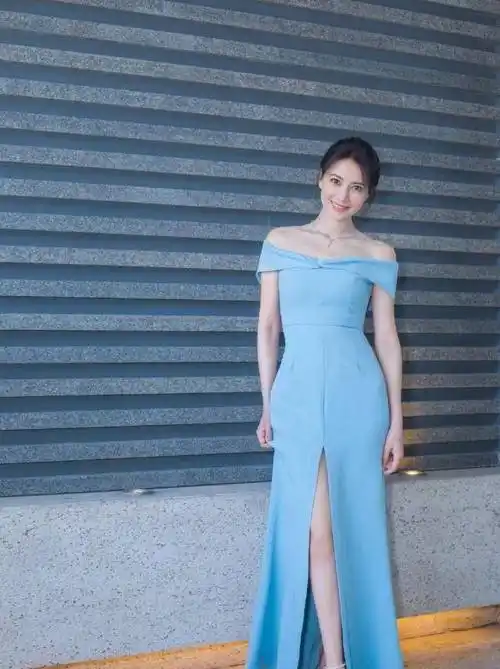 高圆圆产后3个月现身穿樱桃衬衣配牛仔裤对镜甜笑状态似少女