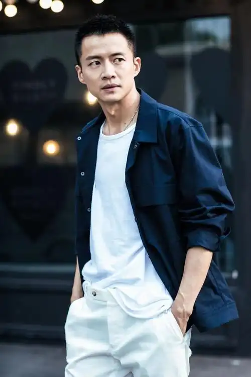 曾有一次见组,对方只是问了一句唐曾是否为真名,就随意把资料塞到了