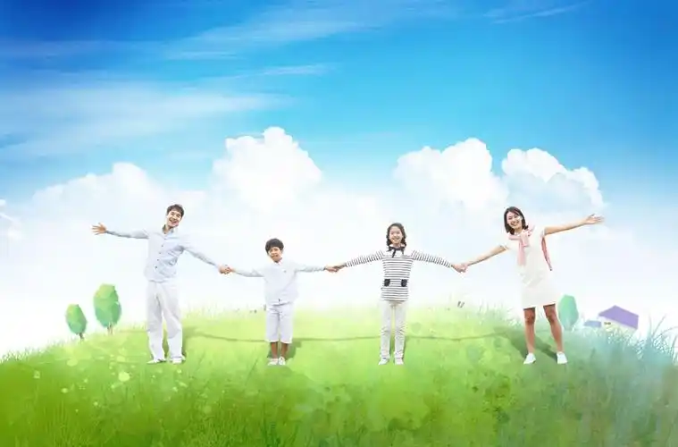 手牵手的一家四口psd素材