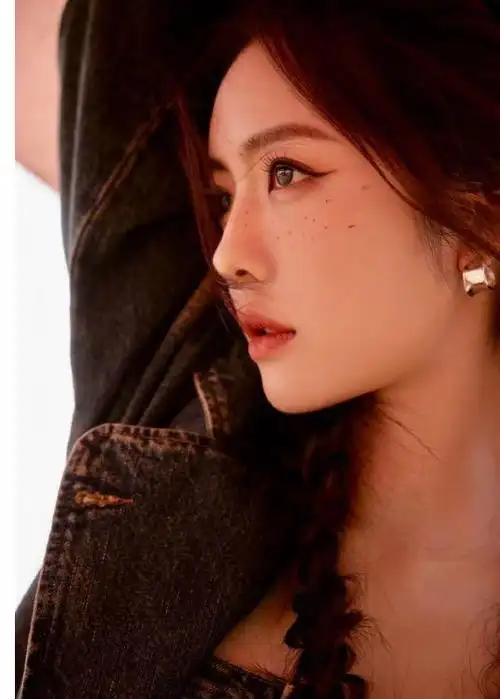 蔡文静这身美拉德造型绝了!复古色调牛仔双尾麻花辫,又野又温柔