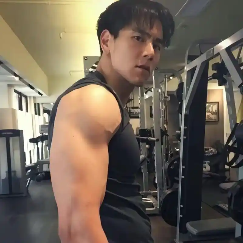 彭于晏嘛 无论身材颜值都是我的理想目标#健身 #ok30 - 抖音