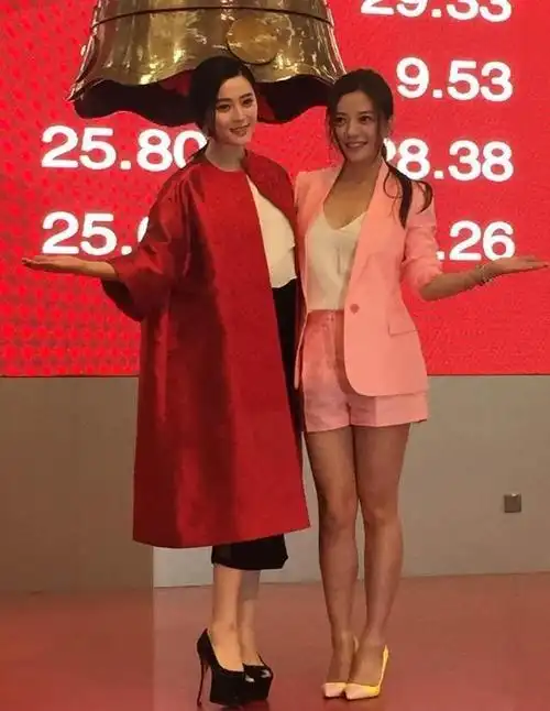 范冰冰合照全凭这双20厘米的鞋赢!当她遇上熊黛林,输的很彻底!