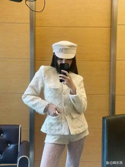 知名自媒体博主孟佳在个人社交账号上晒出了一组令人惊艳的自拍照