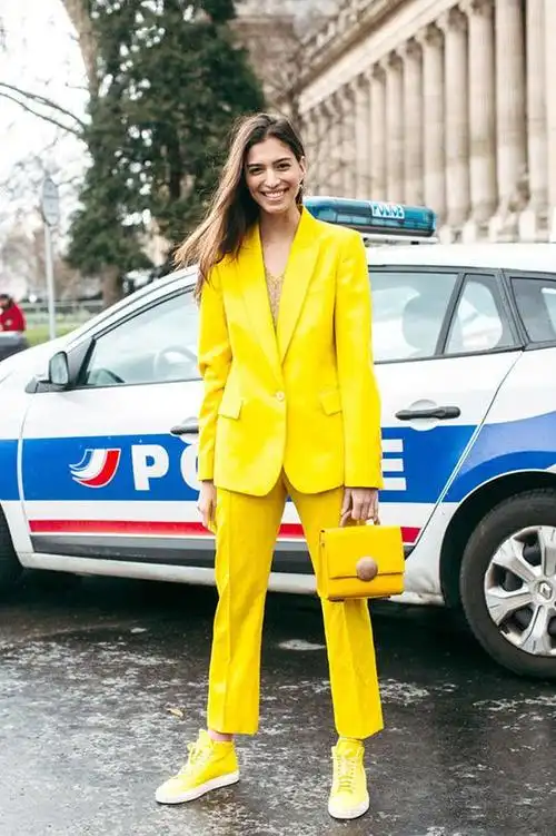 2,基础色系 黄色搭配如果不喜欢高调,日常的基础色系搭配小黄鞋一样出