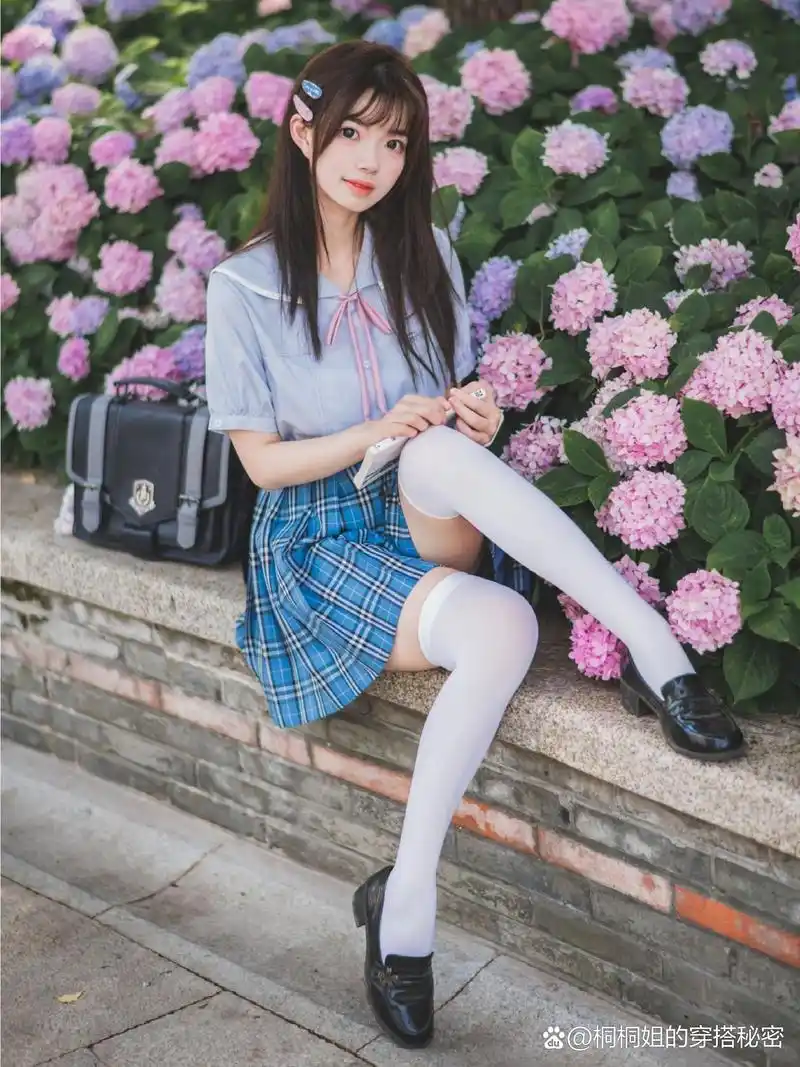好喜欢这种jk风格的穿搭,格子短裙配白色丝袜,真的太减龄啦!