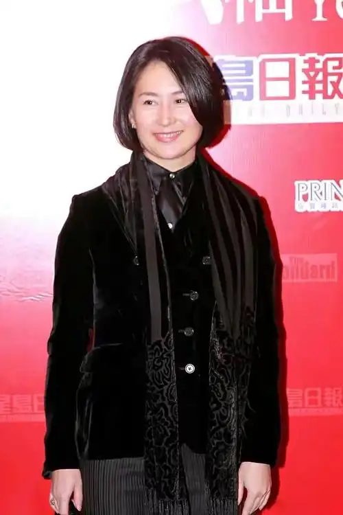 微胖的中年女人,留这5种"肩上烫"才优雅贵气,看何超琼就知道