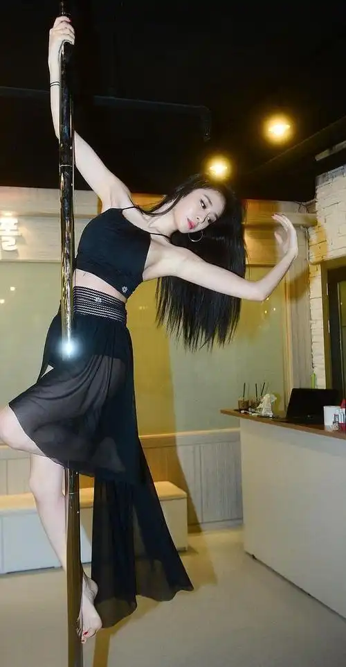 朴智妍大跳妩媚迷人钢管舞,穿吊带背心开叉裙,身材高挑而又丰满