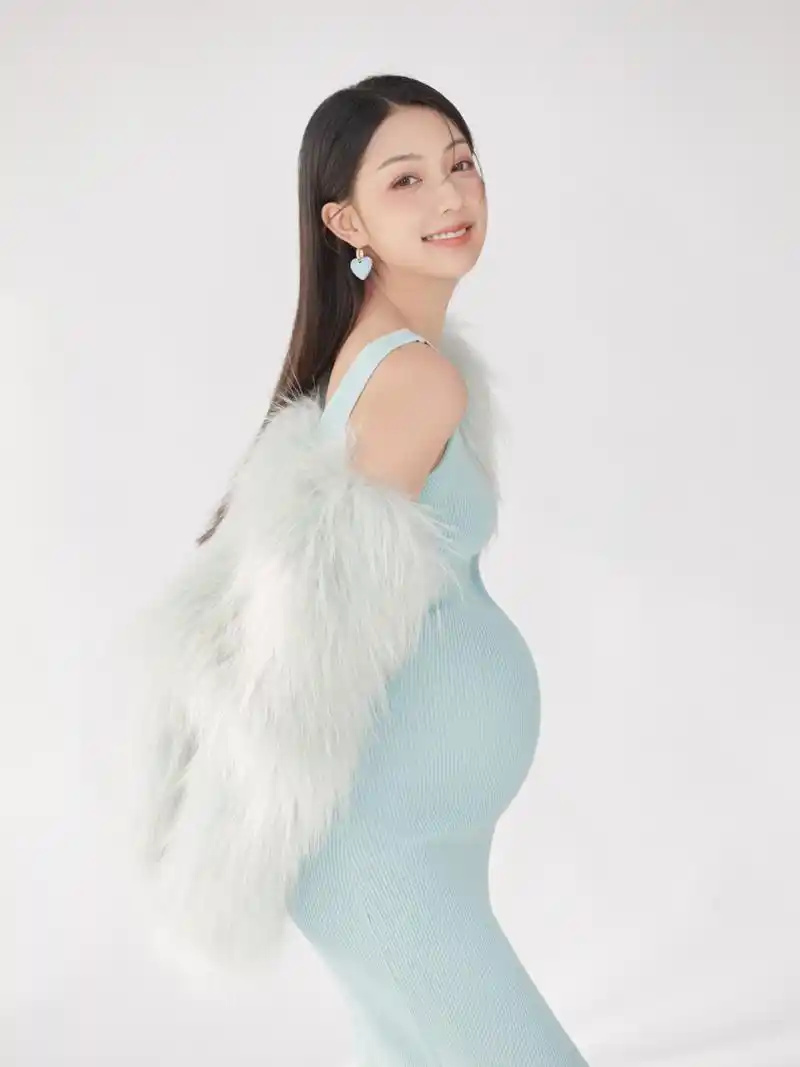 9678再加上随性时尚的皮草外套,灵动少女与优雅轻熟完美融合,日常