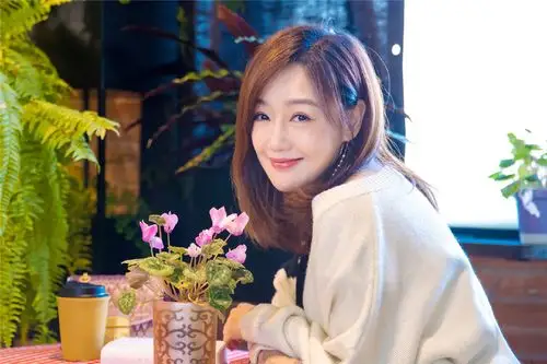 41岁薛佳凝美回哈妹简约造型风采不减当年颜值惊艳气质更出众