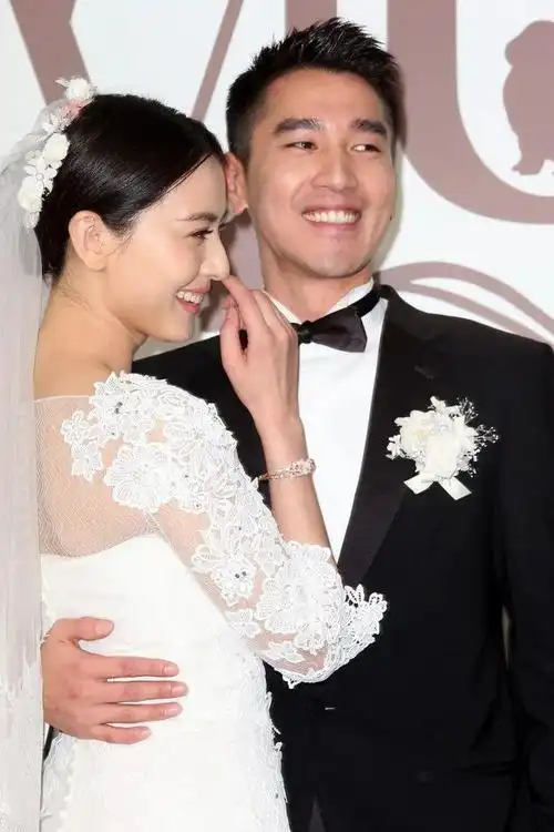 赵又廷高圆圆街头秀恩爱一家三口当街搂肩吻已婚十年感情甜蜜