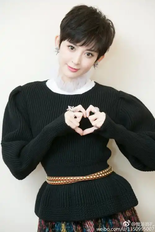 古力娜扎短发比心示爱张翰 招风耳抢镜