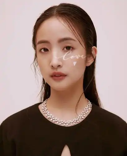 但是那种成熟,更多的是指的气质方面,就颜值而言,林依晨看上去真的是