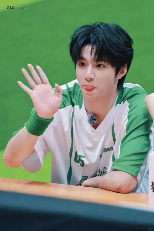 太萌太可爱了,娇羞的捂嘴00#刘耀文#时代少年团壁纸超话#时代少年团