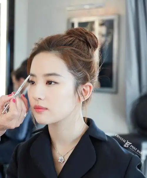 刘亦菲丸子头随便一扎都这么好看|刘亦菲_新浪新闻