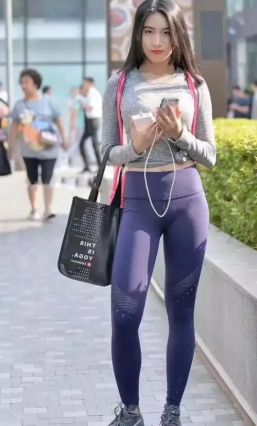 打底裤紧身弹力的版型,呈现美女满满气质感