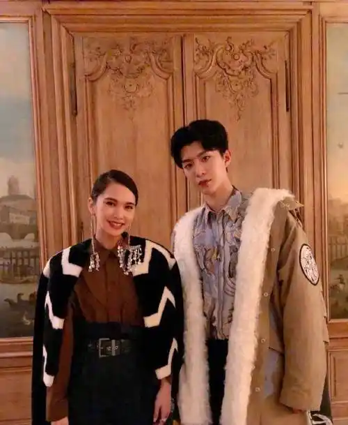 范丞丞现身巴黎时装周,吐舌卖萌超可爱,与杨丞琳合影成最强绿叶_衬衫