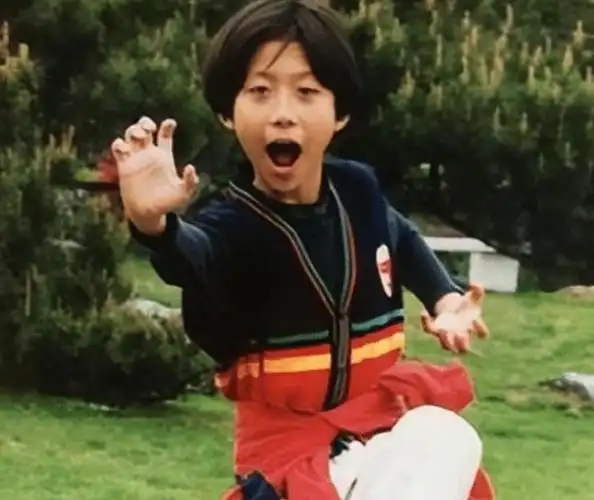 父亲早年是戏剧演员,所以家境还不错,张一山小时候也跟随父亲学戏曲