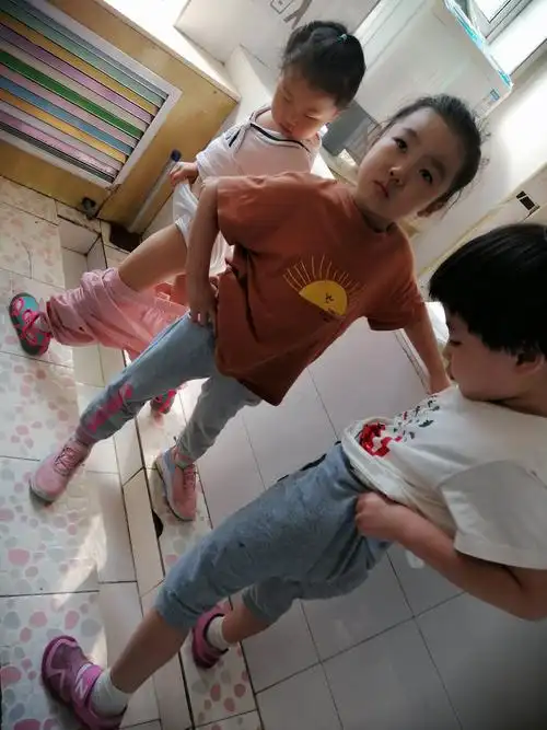 女生一次也只能有3名幼儿上厕所,分组轮着上