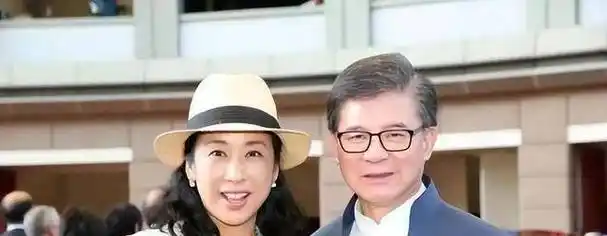 朱玲玲和丈夫在雨中约会,14年的感情如初,真是让人羡慕_罗康瑞_老婆