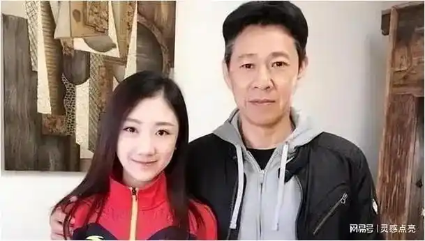 67岁张丰毅与好友聚餐分喝矿泉水引质疑网友不会是茅台酒吧