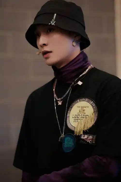 张艺兴别致渔夫帽诠释热血街舞风 黑紫相间衬明媚皓齿帅气