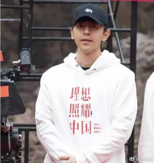 邓伦开年新剧冬日焰火携手李沁再组cp粉丝却被女二吸引